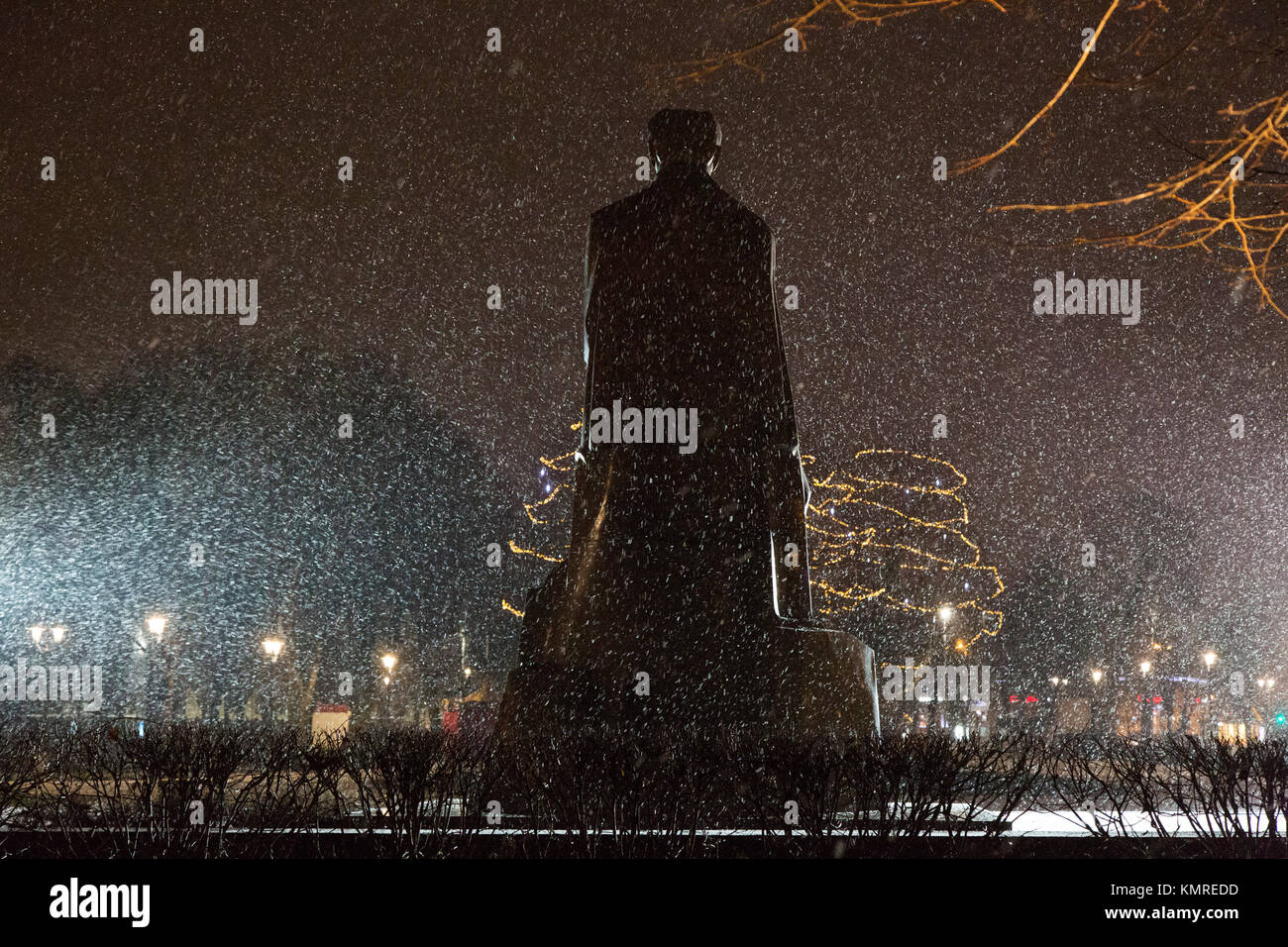 Les chutes de neige à nuit à Riga, Lettonie. Chutes de neige sur le Raïnis Monument. Banque D'Images
