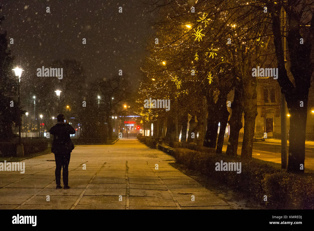 Les chutes de neige à nuit à Riga, Lettonie. Photographies d'une femme de la rue. Banque D'Images