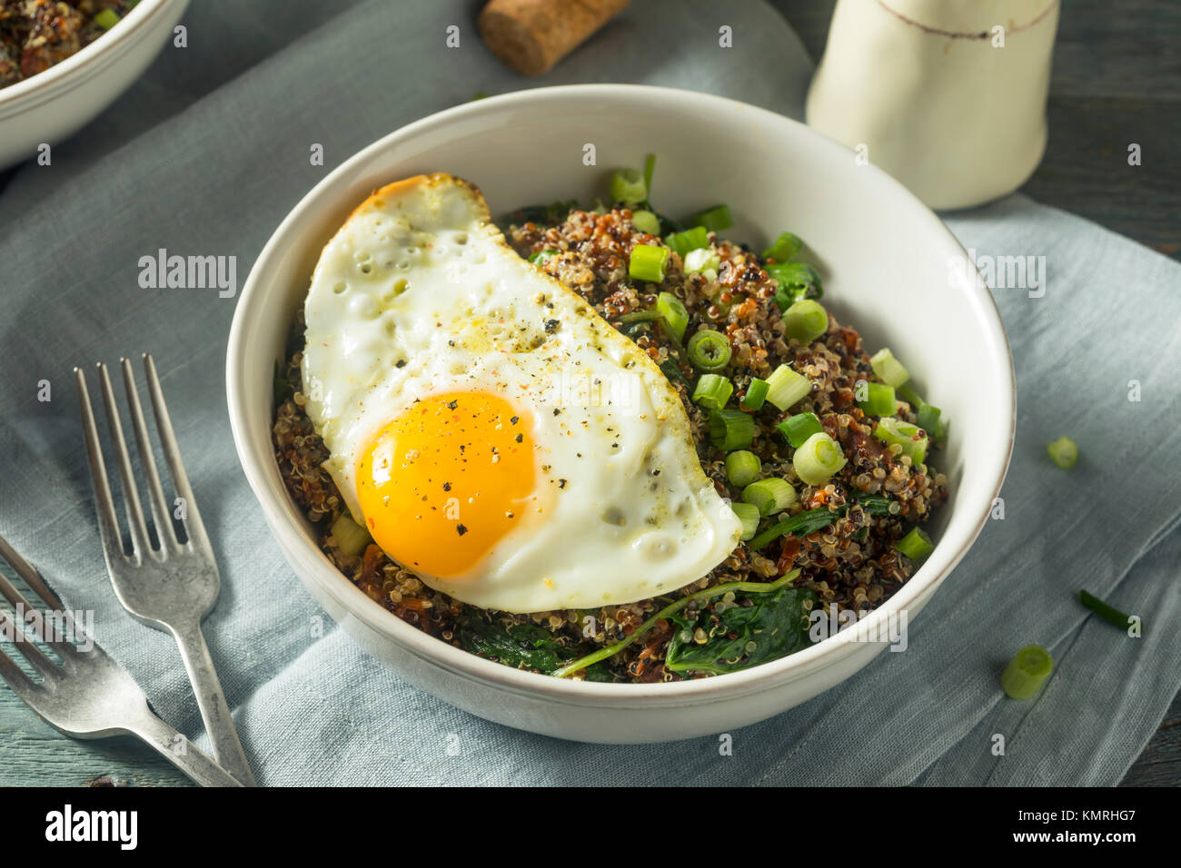 Quinoa organique sain petit déjeuner bol avec l'oignon et l'Oeuf Banque D'Images