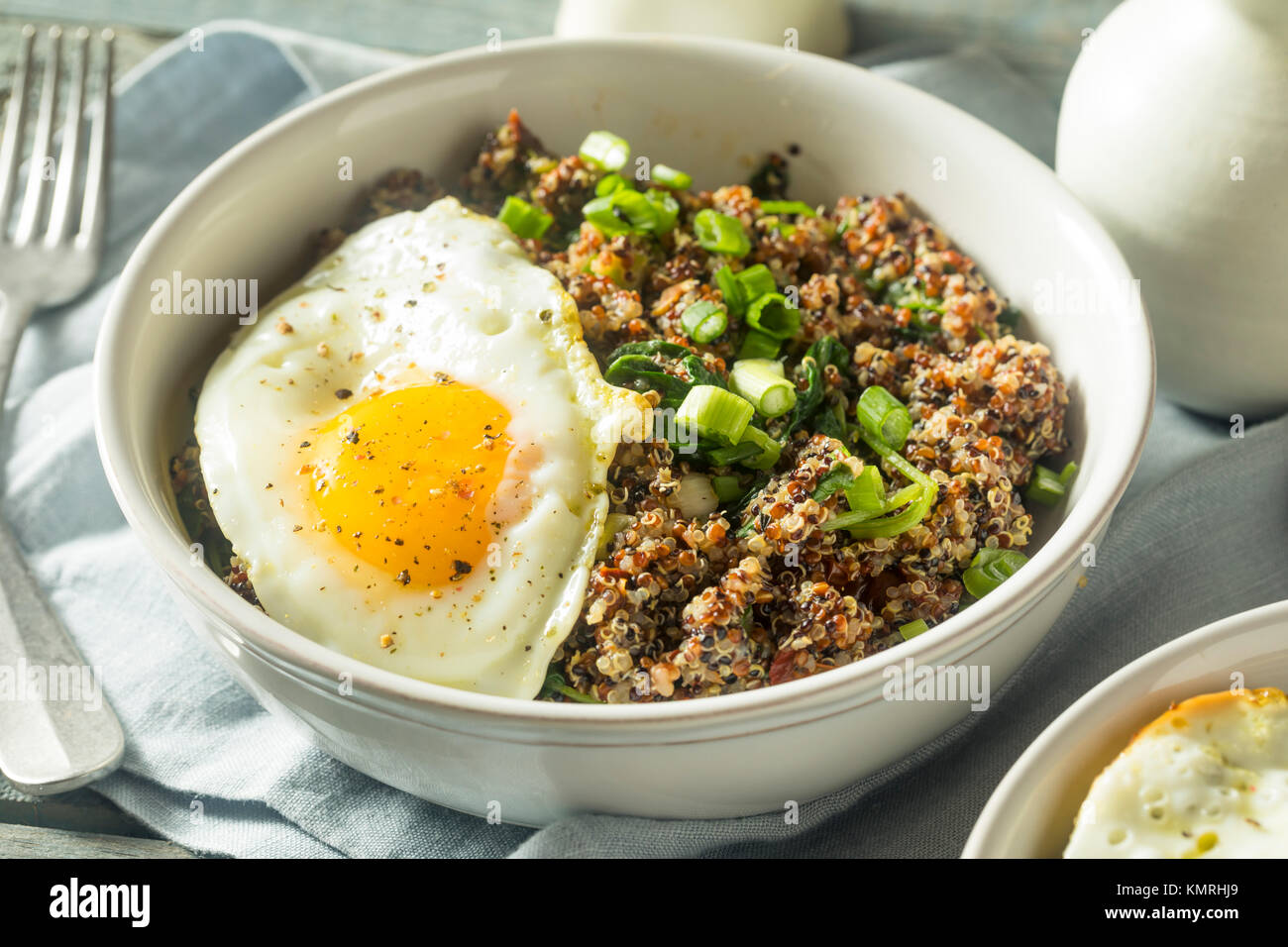 Quinoa organique sain petit déjeuner bol avec l'oignon et l'Oeuf Banque D'Images