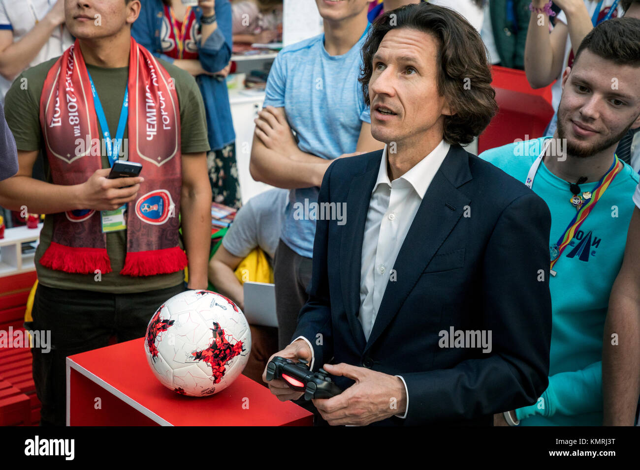 L'ambassadeur de la Coupe du Monde de football 2018 en Russie Alexei Smertin joue un jeu FIFA 2018 dans les médias Centre de Sotchi, Russie Banque D'Images