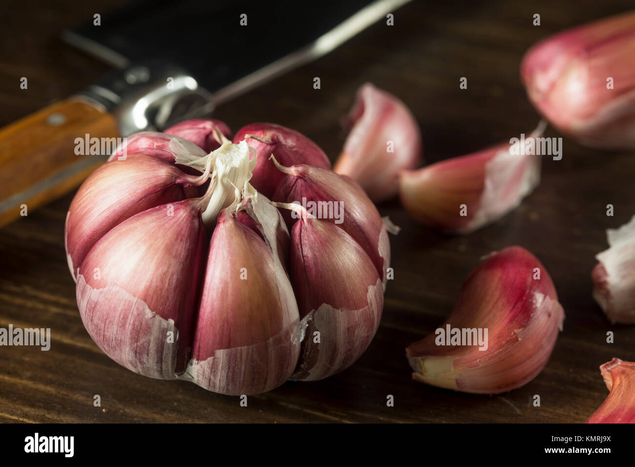 L'ail violet gastronomique biologiques crus prêts à cuire avec Banque D'Images