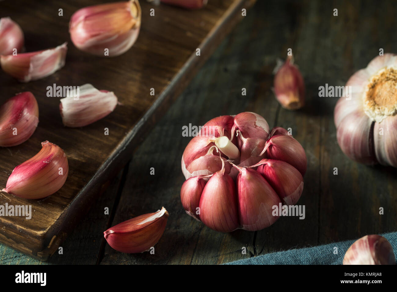 L'ail violet gastronomique biologiques crus prêts à cuire avec Banque D'Images