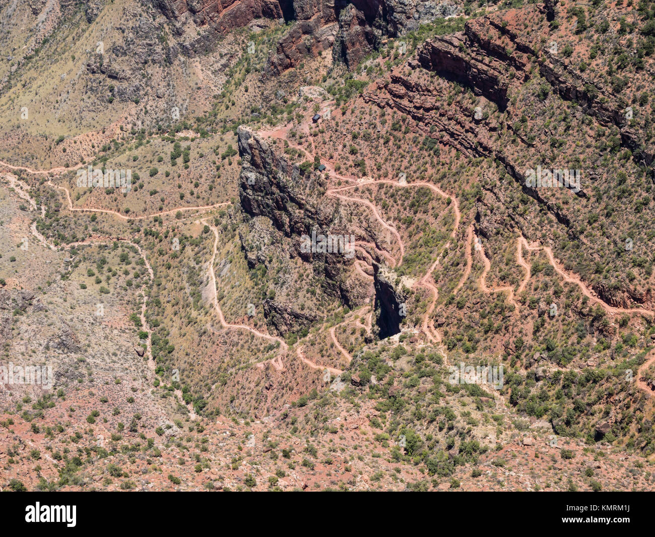 En regardant le sentier Hermit chemin de randonnée qui mène à partir de la rive sud de la rivière Colorado à Grand Canyon National Park. Banque D'Images