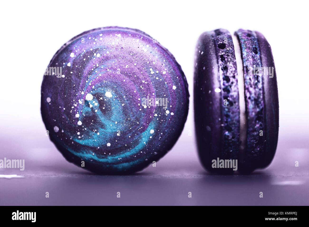 Macarons Ultra Violet avec motif de l'espace Banque D'Images