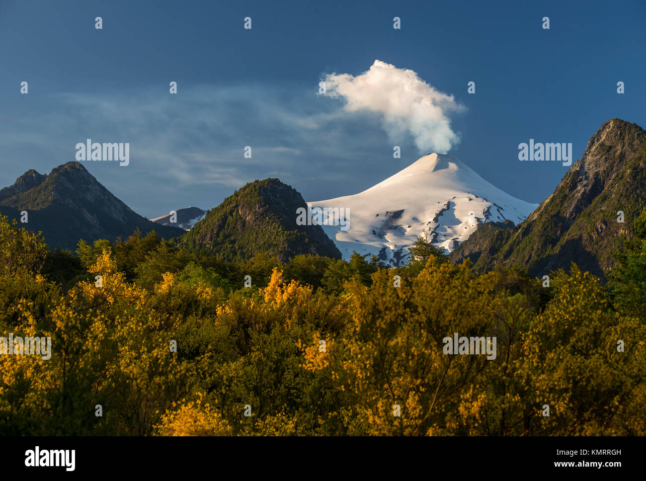 Volcán Villarrica / volcan Villarrica. El volcán Villarrica es uno de los volcanes más peligrosos de Chile, se encuentra en la región de la Araucania. Banque D'Images