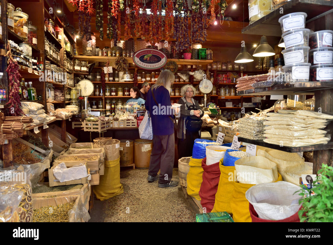 À la recherche d'épices en magasin avec piments séchés, tomates, champignons, herbes Épices suspendus dans des bocaux et sacs Banque D'Images