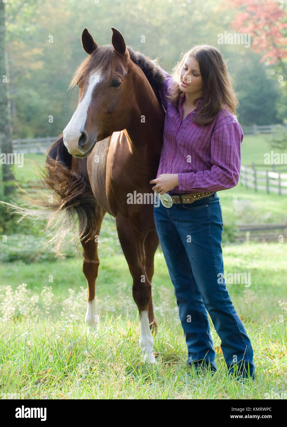 Jeune femme posant avec Quarter Horse mare Banque D'Images