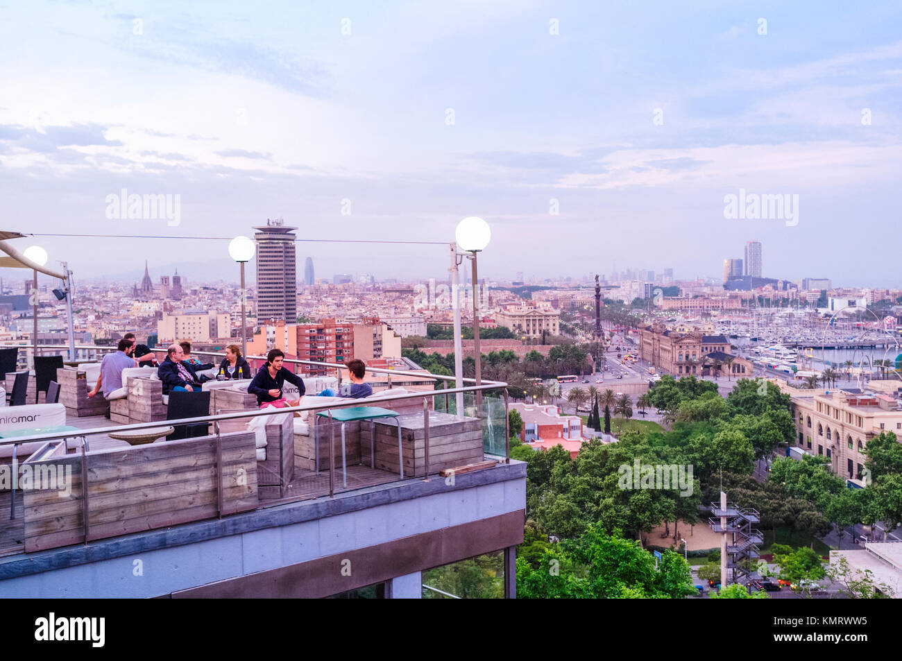 Les gens à la terrasse panoramique du restaurant Miramar, Montjuïc, Barcelone, Espagne Banque D'Images