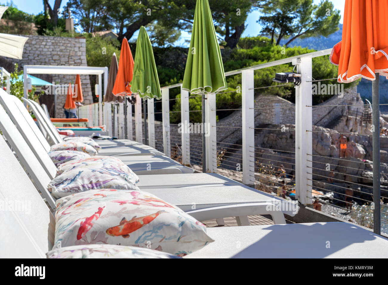 Café en terrasse sur la plage avec banquette-lit et parasols Banque D'Images