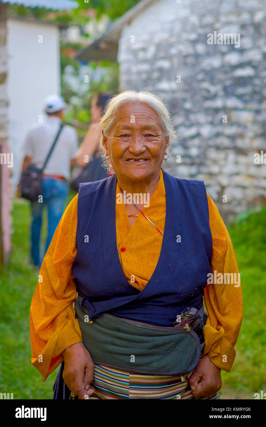 POKHARA, NÉPAL - 06 octobre 2017 : Close up of old Tibetan woman smiling and posing for camera dans Tashi ling village. Tashi Ling est l'un des camp de réfugiés tibétains au Népal Banque D'Images