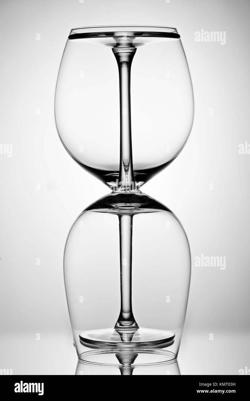 Deux vide verre pour vin rouge à l'arrière-plan éclairé de diffusion en composition abstraite avec réflexion, publicité tourné pour restaurant, de vinification B Banque D'Images