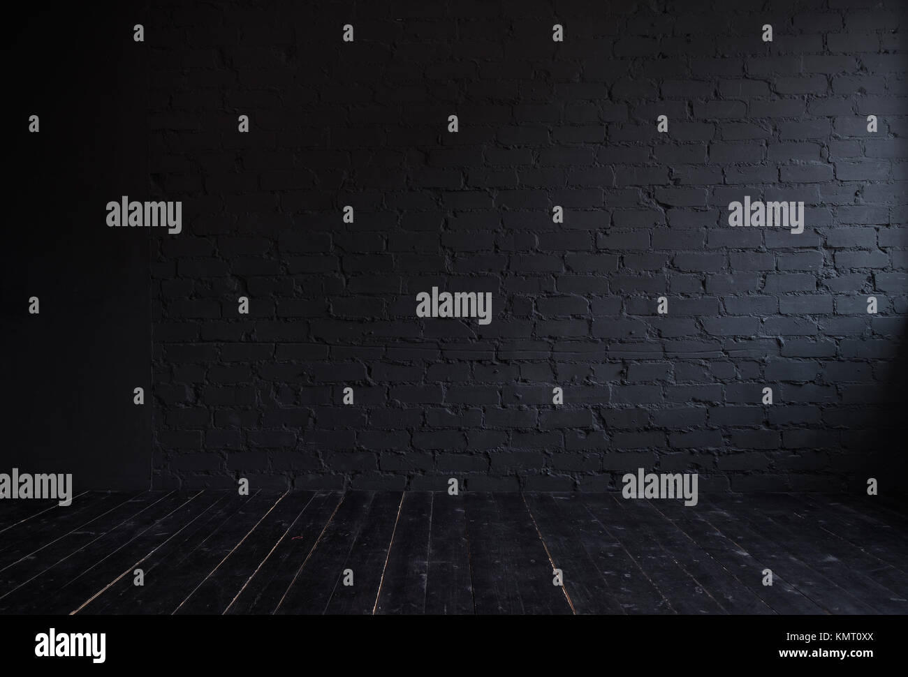 L'intérieur sombre avec mur de brique noire et plancher en bois noir Banque D'Images