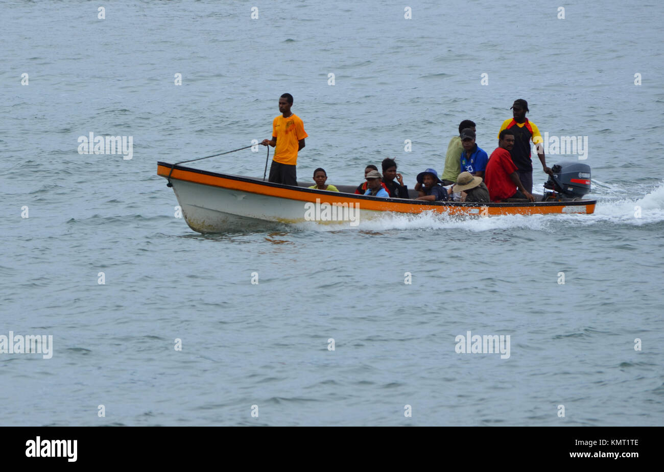 Boat people, au transport de l'île en ville en bateau en Papouasie Nouvelle Guinée Banque D'Images