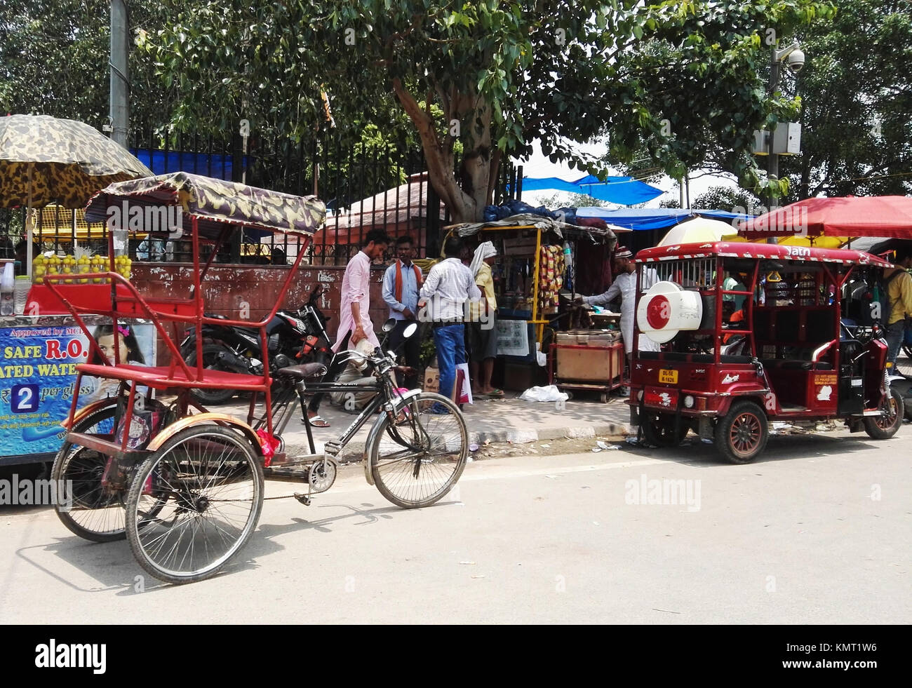 Scène de rue au marché dans New Delhi Inde Banque D'Images