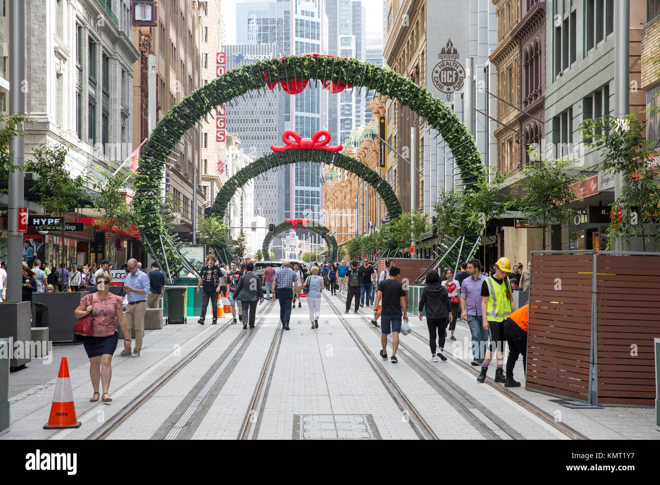 La première section de la CBD de Sydney train léger est achevé le long de la rue George permettant aux piétons de marcher sur la route,Sydney Banque D'Images