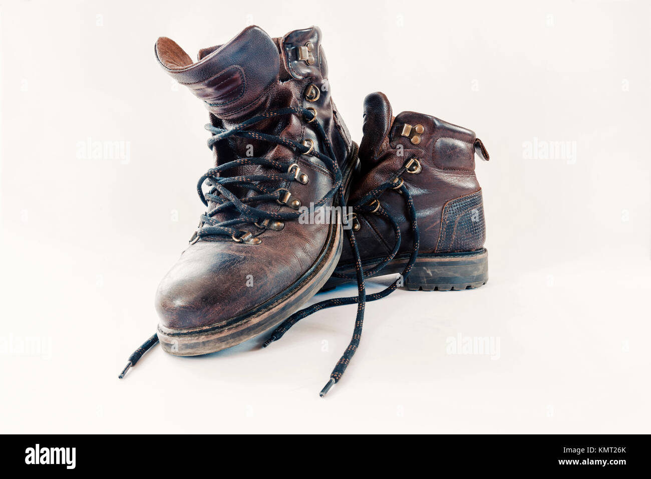 Bottes en cuir ancien isolated on white Banque D'Images