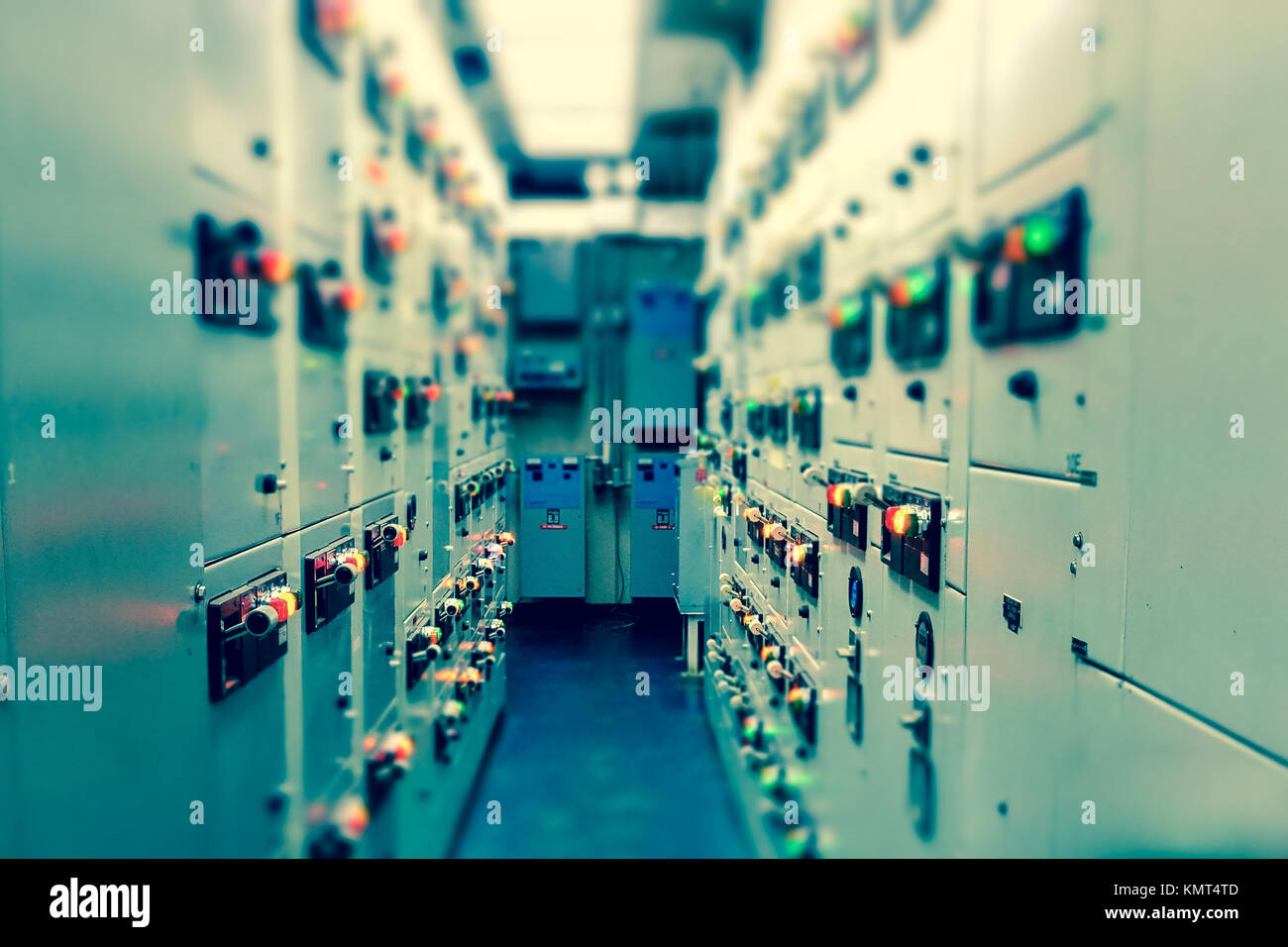 Vintage et brouiller ton d'appareillage de commutation électrique industrielle,chambre d'experts sur l'usine et le contrôle de processus avec style granuleux. Banque D'Images