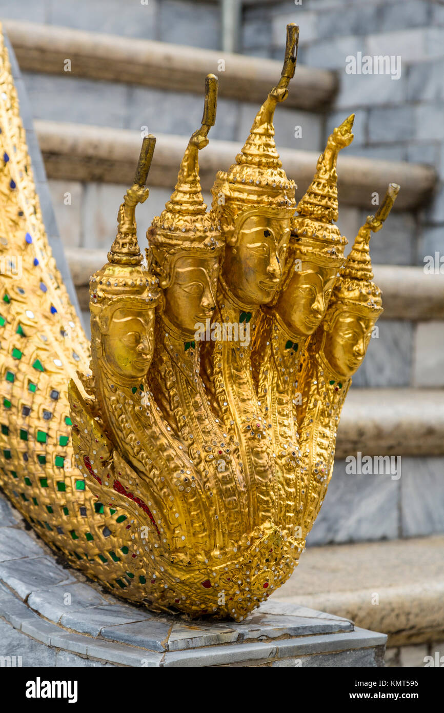 Bangkok, Thaïlande. Naga (serpent à cinq têtes) Sculpture, Phra Mondop, Grand Palais Royal. Banque D'Images