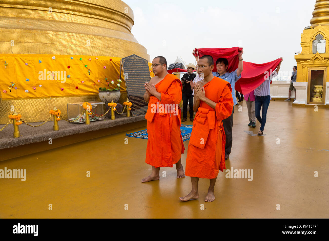 Bangkok, Thaïlande. Wat Saket (Phu Khao Thong), le Mont d'or. Moines donateurs principaux autour du Chedi doré. Banque D'Images