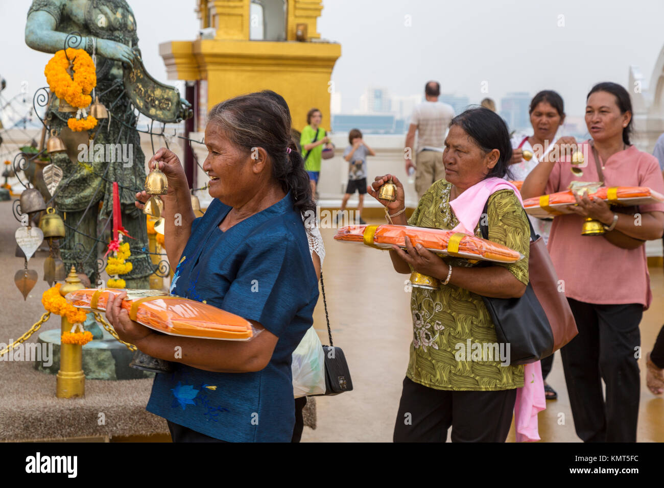Bangkok, Thaïlande. Wat Saket (Phu Khao Thong), le Mont d'or. Les donateurs apportent au tissu pour l'habillement des moines du temple. Banque D'Images