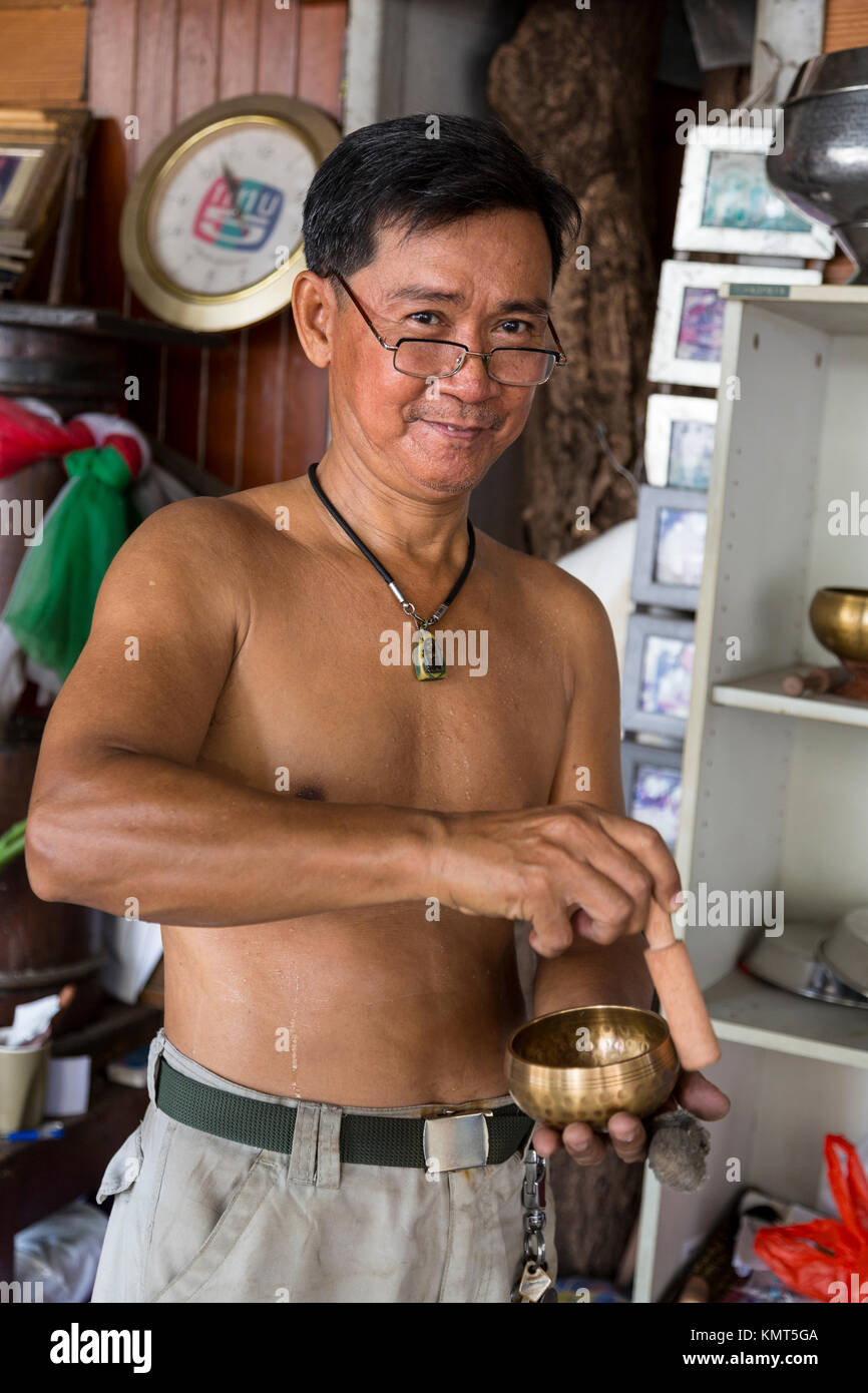 Bangkok, Thaïlande. Démonstration d'un artisan "Singing Bowl.' Banque D'Images
