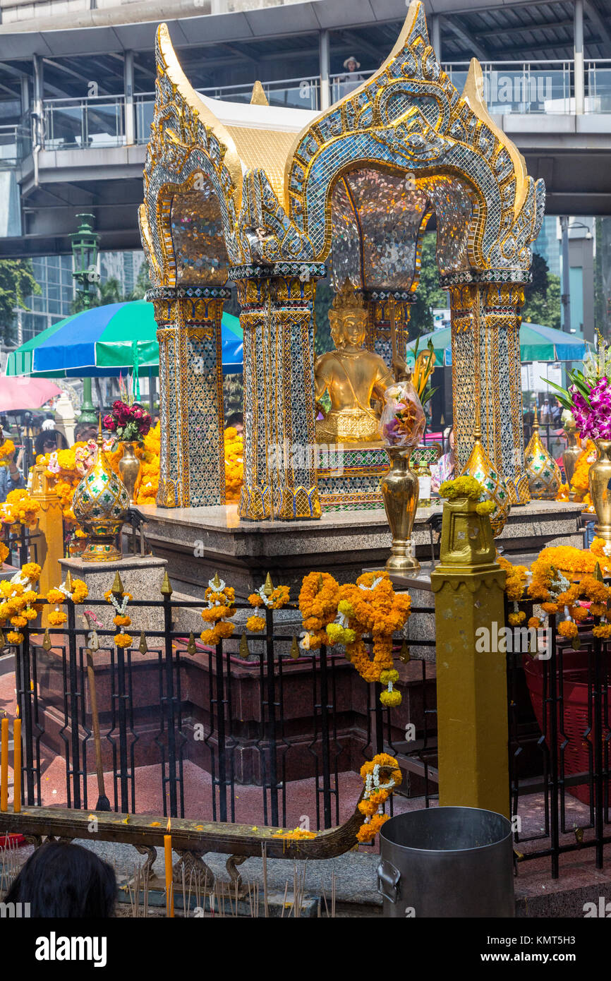 Bangkok, Thaïlande. Sanctuaire d'Erawan au dieu hindou Brahma. Banque D'Images
