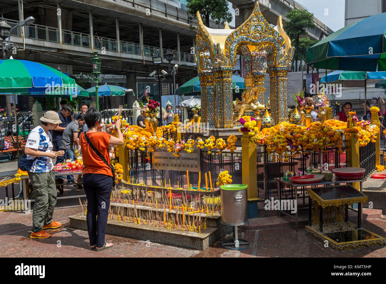 Bangkok, Thaïlande. Sanctuaire d'Erawan au dieu hindou Brahma. Banque D'Images