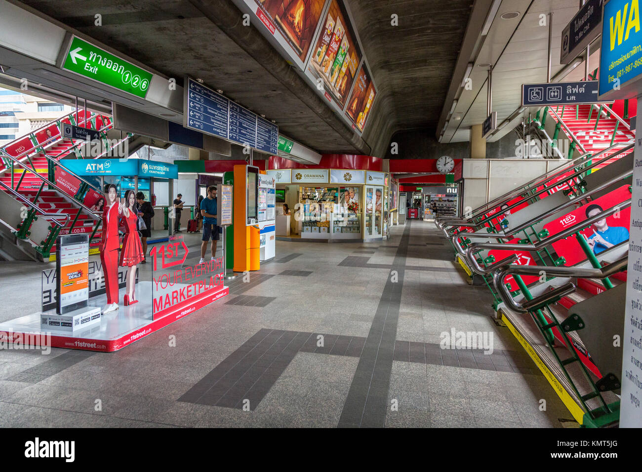 Bangkok, Thaïlande. La station de Skytrain. Un escalier conduit à l'embarquement. Banque D'Images