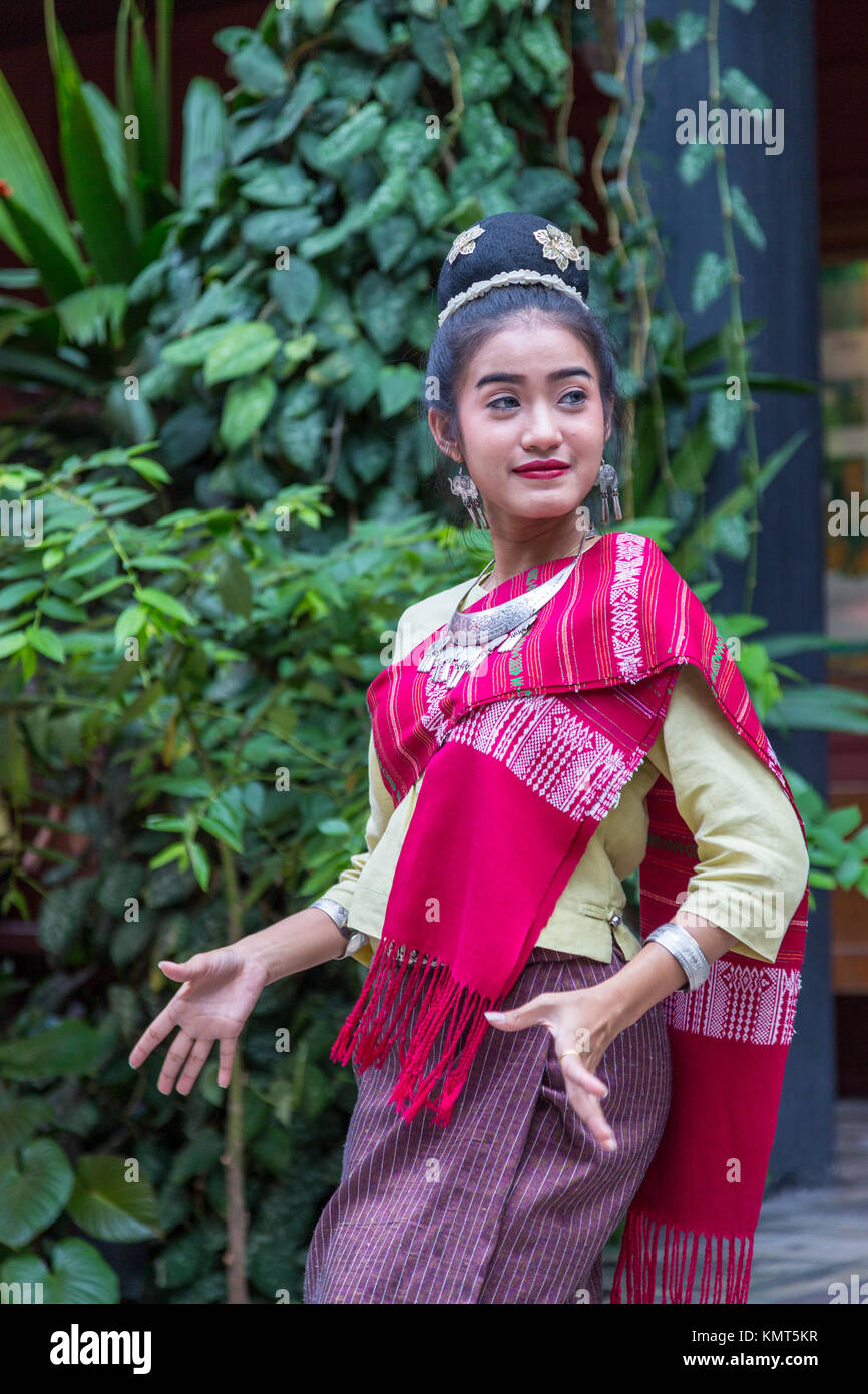 Bangkok, Thaïlande. Jeune femme danse une danse traditionnelle. Banque D'Images