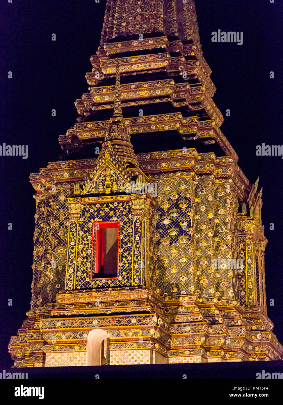Bangkok, Thaïlande. Phra Maha Chedi du roi Rama IV, dans le Wat Pho composé de Bouddha couché. Banque D'Images