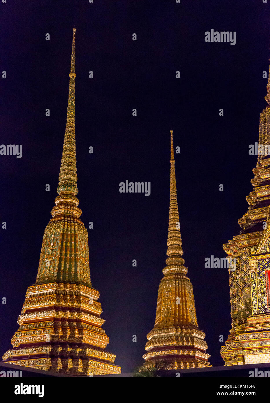 Bangkok, Thaïlande. Phra Maha Chedi du roi Rama IV à droite, dans le Wat Pho composé de Bouddha couché. Rama I sur le côté gauche, Rama III au centre. Banque D'Images
