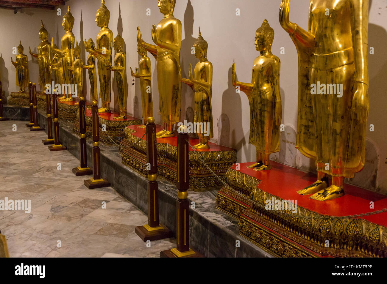 Bangkok, Thaïlande. Les bouddhas dans le Cloître (Phra Rabiang) entourant le Chedis des quatre premiers rois Rama, temple Wat Pho composé. Banque D'Images