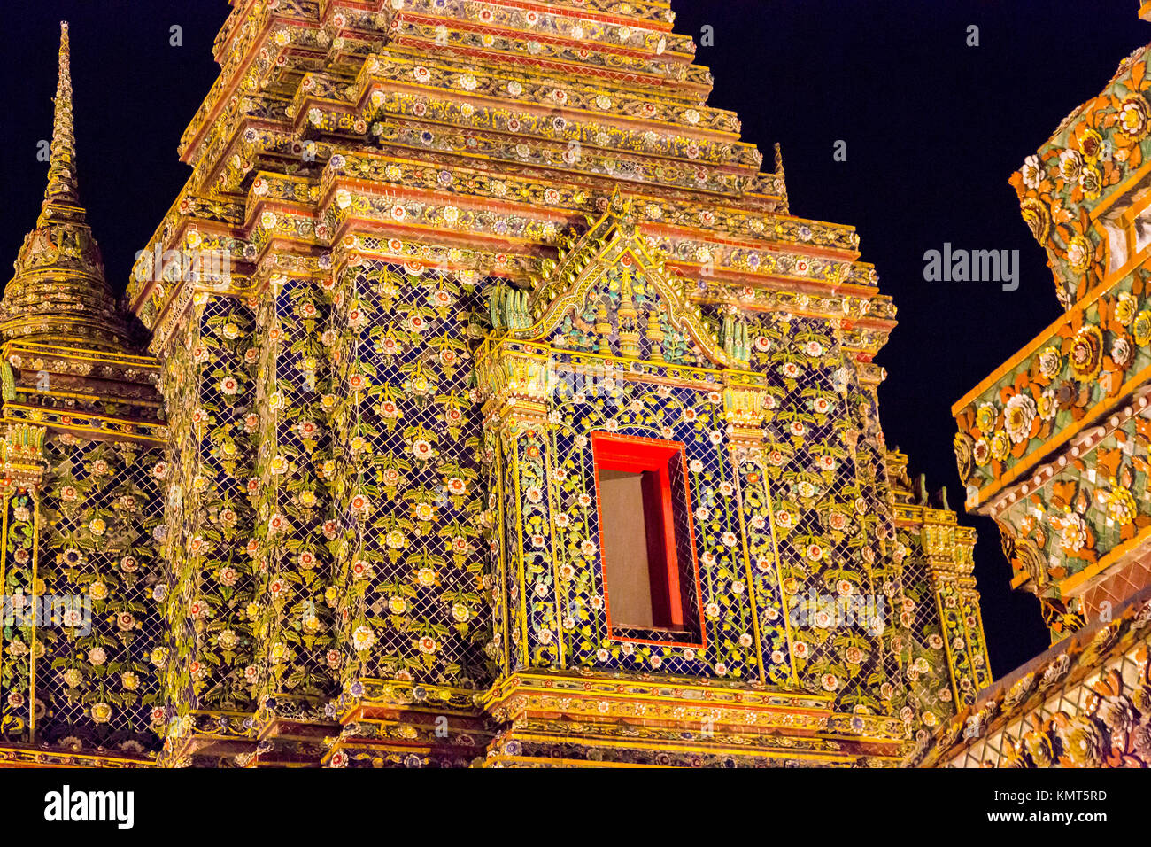 Bangkok, Thaïlande. Phra Maha Chedi du roi Rama IV, dans le Wat Pho composé de Bouddha couché. Banque D'Images
