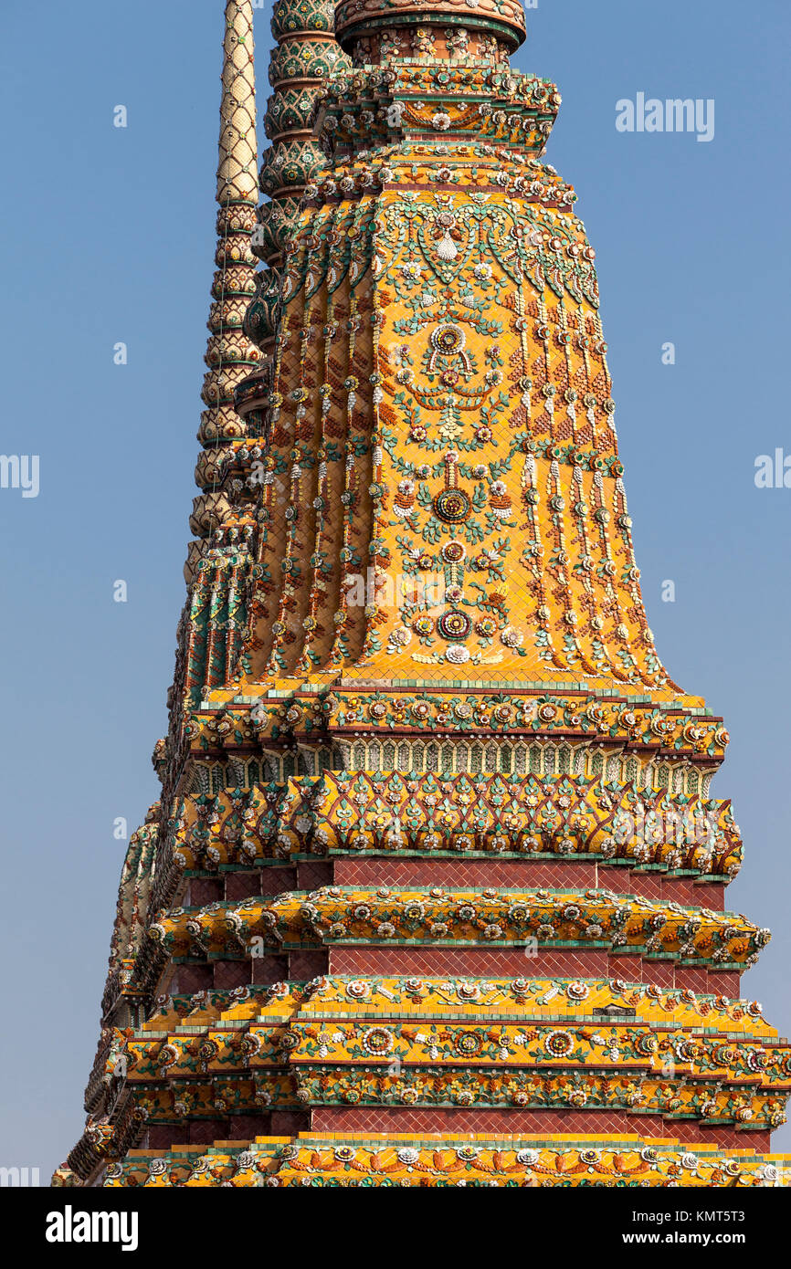 Bangkok, Thaïlande. Chedi Phra Maha Munibat Borikhan du Roi Rama III, dans le Wat Pho composé. Banque D'Images