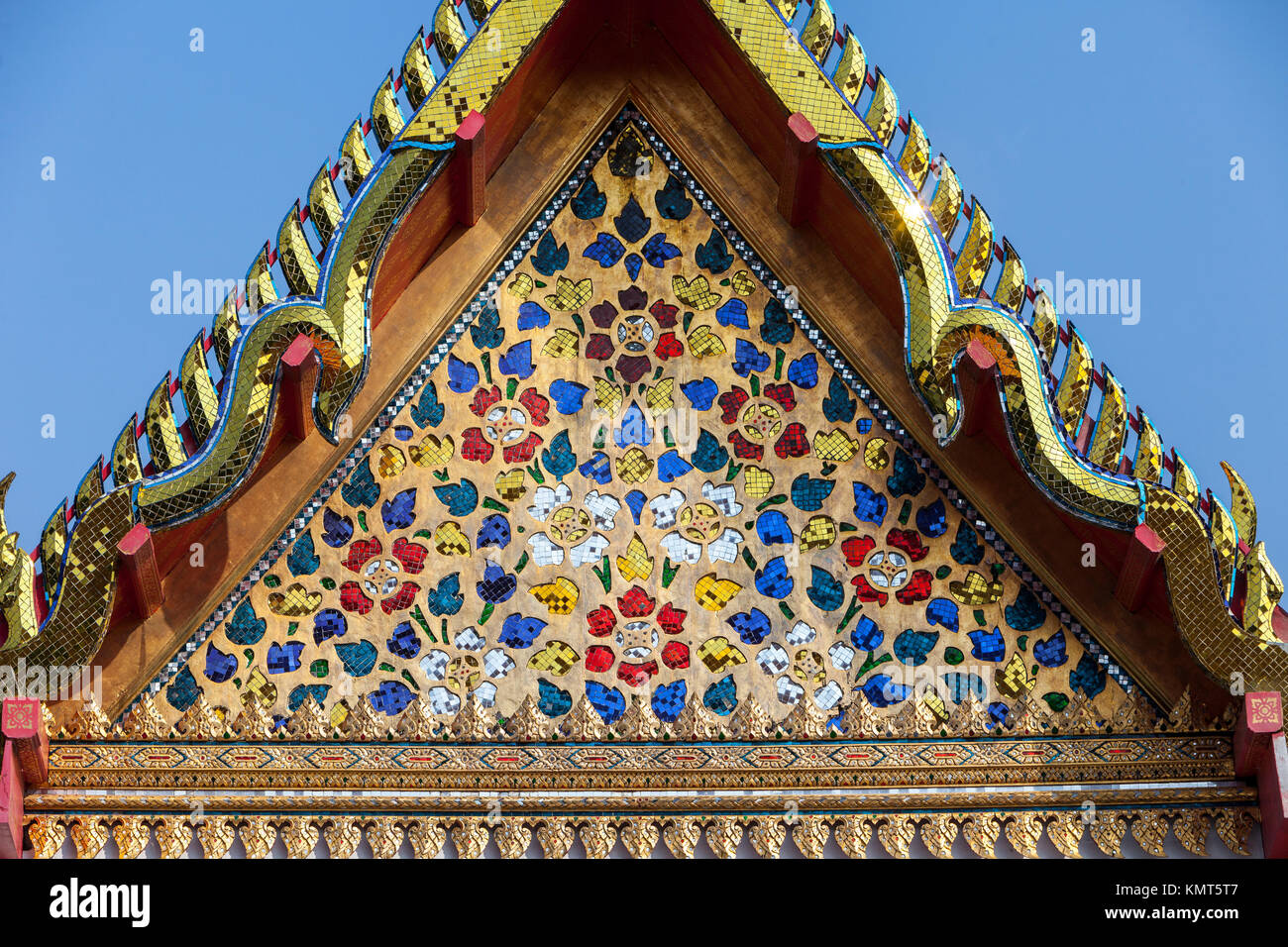 Bangkok, Thaïlande. La décoration du toit de la construction dans le Wat Pho composé. Banque D'Images