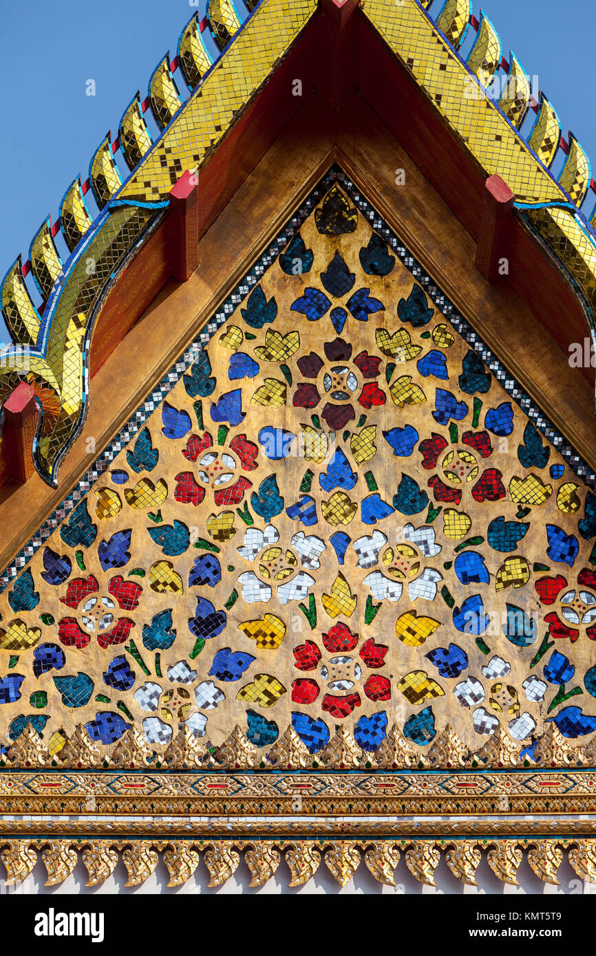 Bangkok, Thaïlande. La décoration du toit de la construction dans le Wat Pho composé. Banque D'Images