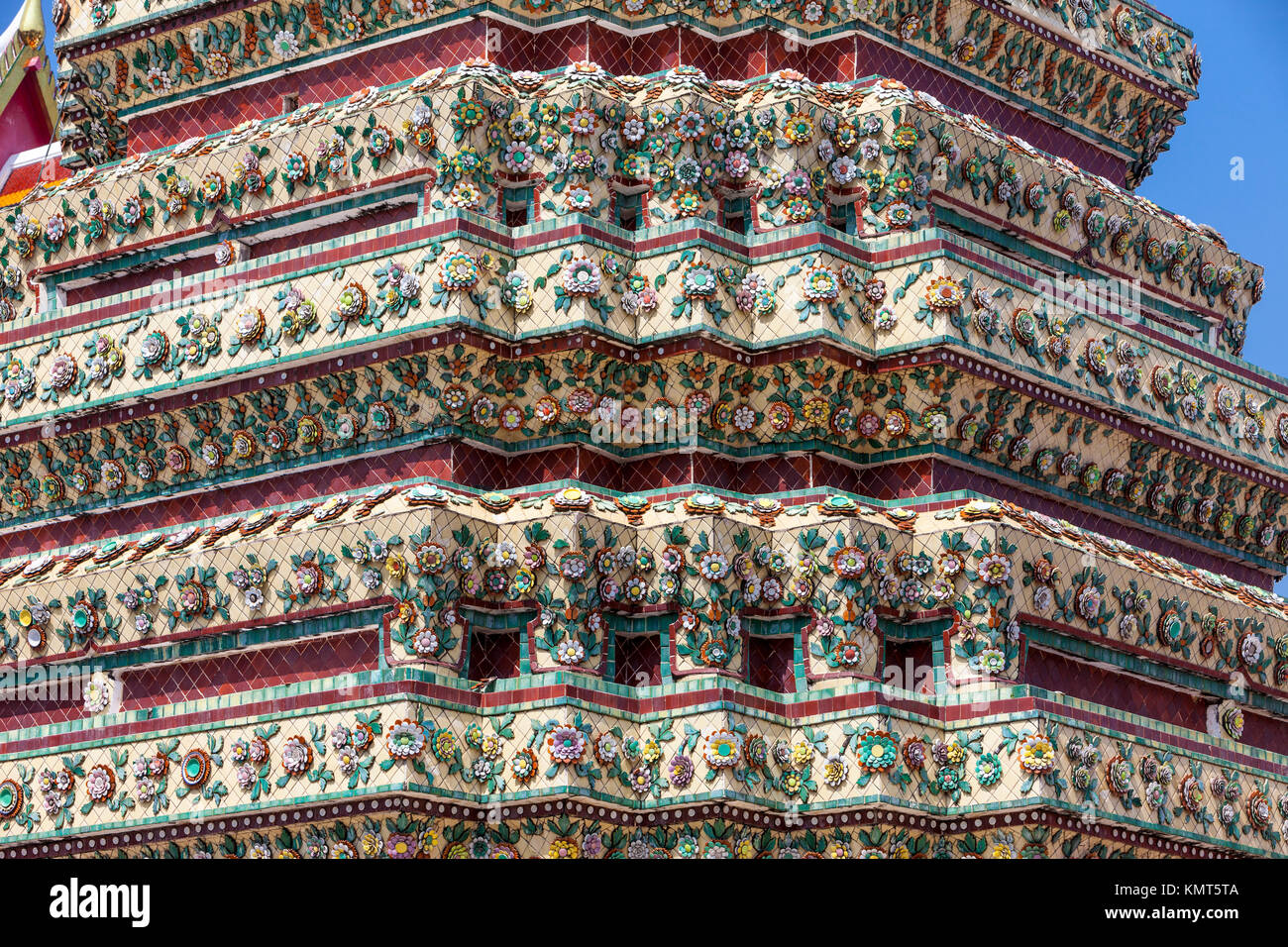 Bangkok, Thaïlande. Décoration en céramique sur le Phra Maha Chedi du Roi Rama I, Sanpetdayarn dans le Wat Pho, composé de Bouddha couché. Banque D'Images