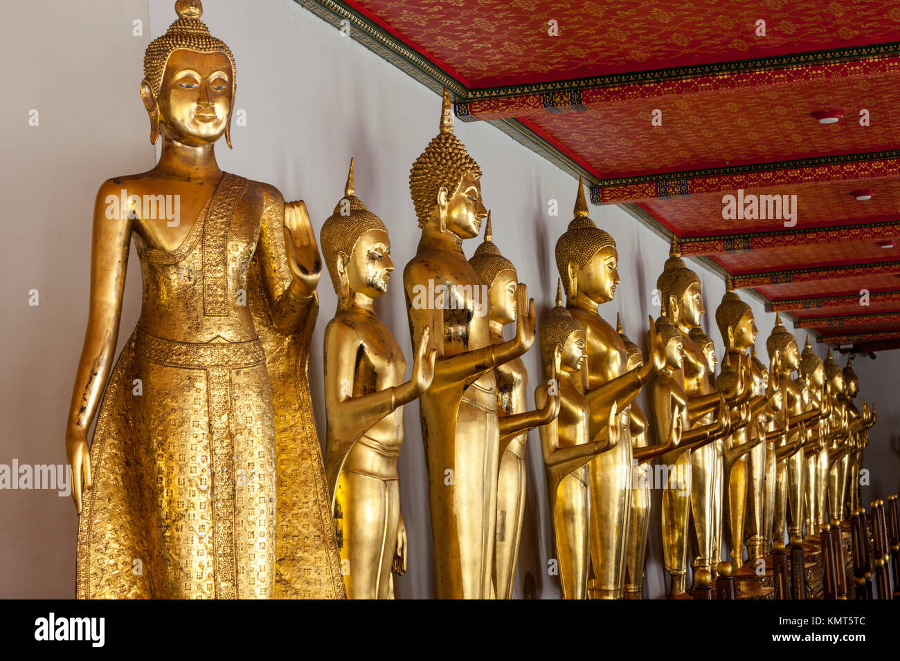Bangkok, Thaïlande. Les bouddhas dans le Cloître (Phra Rabiang) entourant le Chedis des quatre premiers rois Rama, temple Wat Pho composé. Banque D'Images