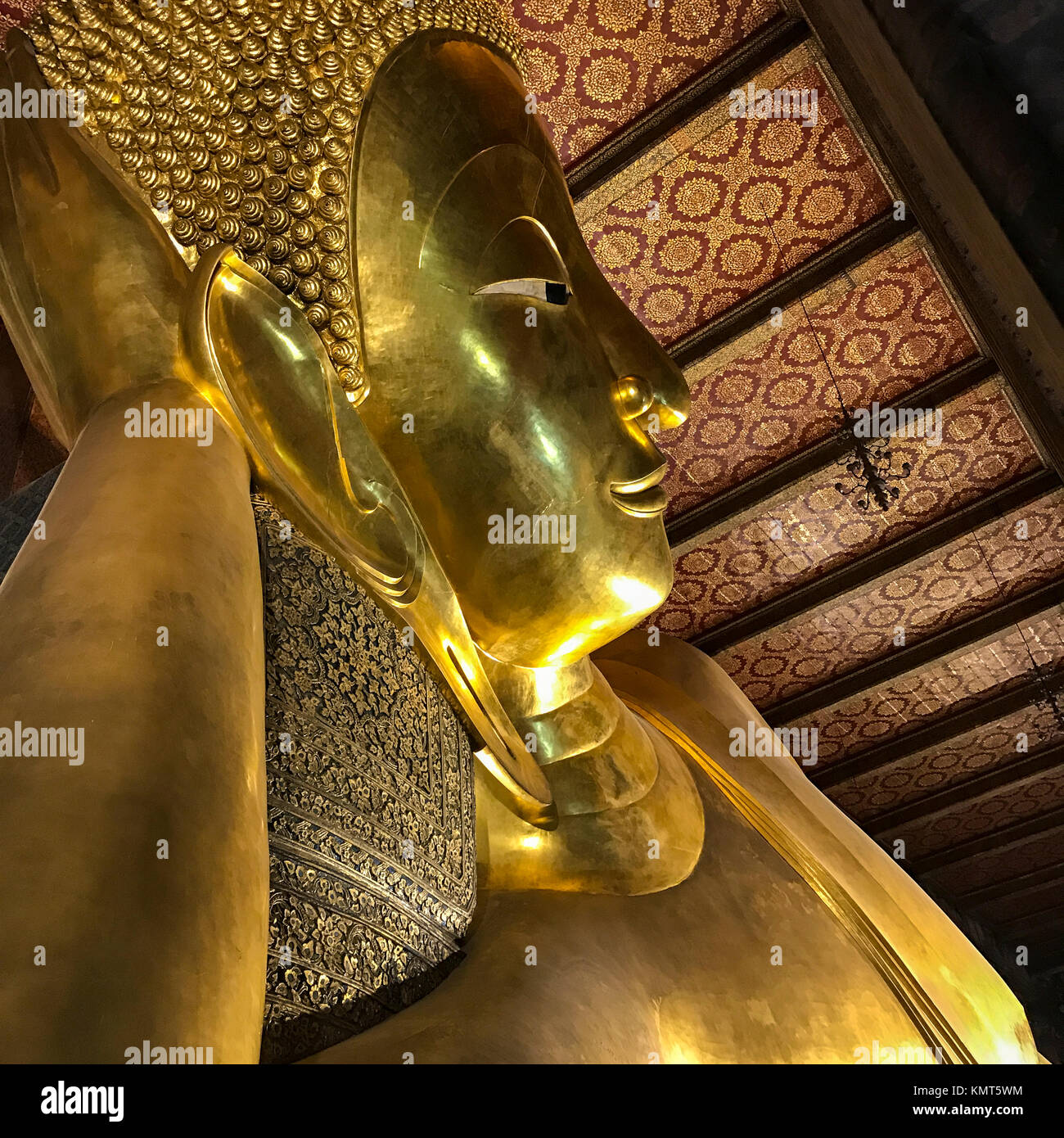 Bangkok, Thaïlande. Bouddha couché, Wat Pho temple complexe. Banque D'Images
