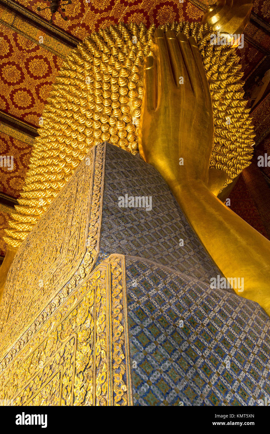 Bangkok, Thaïlande. Le bouddha couché reposant sa tête sur la paume de sa main, temple Wat Pho. Banque D'Images