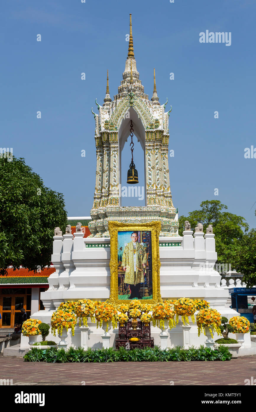 Bangkok, Thaïlande. Bell Tower dans le Wat Pho, composé avec une photo du roi Bhumibol Adulyadej. Banque D'Images