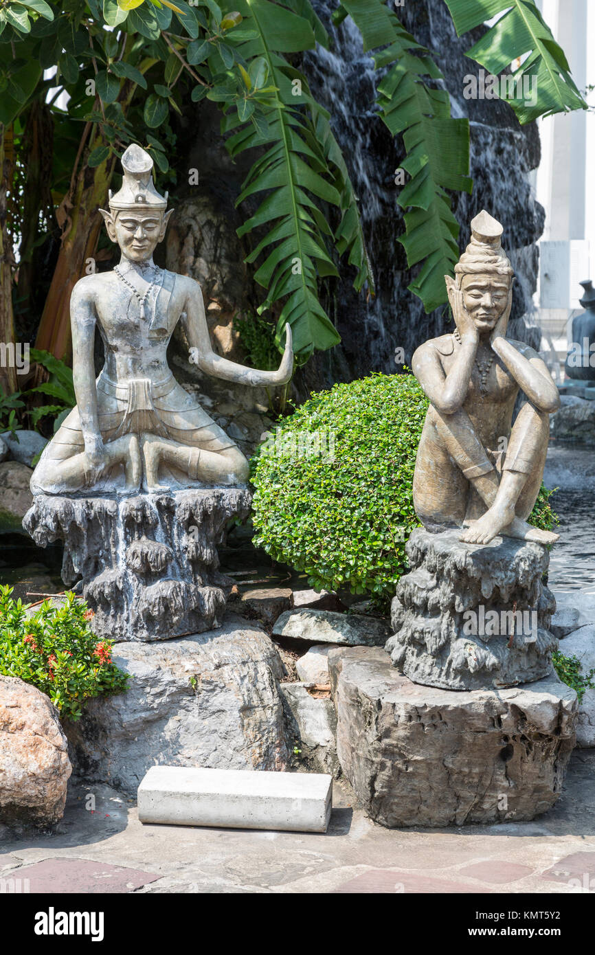 Bangkok, Thaïlande. Statues de jardin à côté de Wat Pho temple du Bouddha couché. Banque D'Images