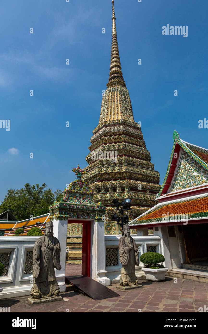 Bangkok, Thaïlande. Phra Maha Chedi du Roi Rama II, dans le Wat Pho composé de Bouddha couché. Banque D'Images