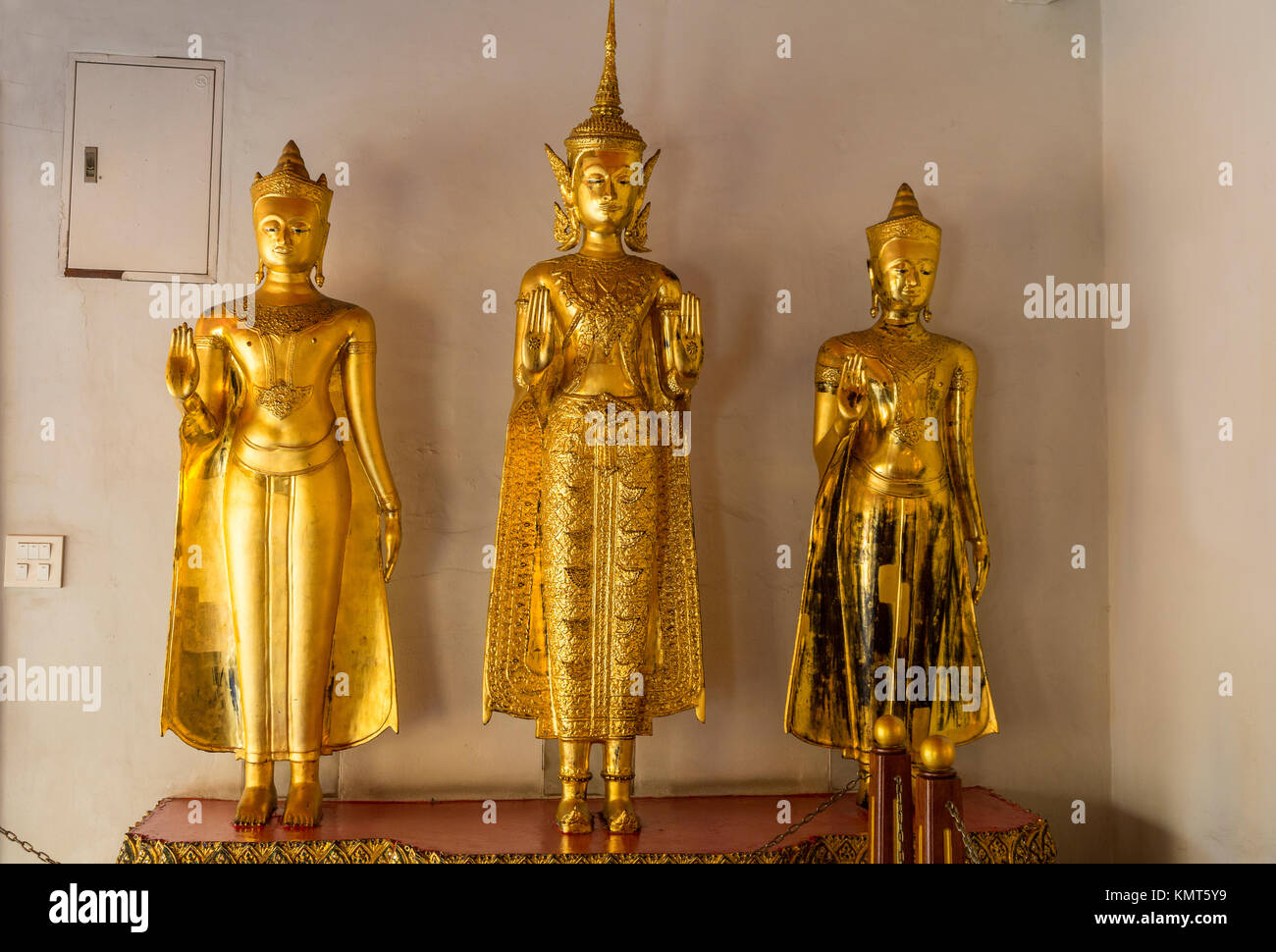 Bangkok, Thaïlande. Les bouddhas dans le Cloître (Phra Rabiang) entourant le Chedis des quatre premiers rois Rama, temple Wat Pho composé. Le Bouddha je Banque D'Images
