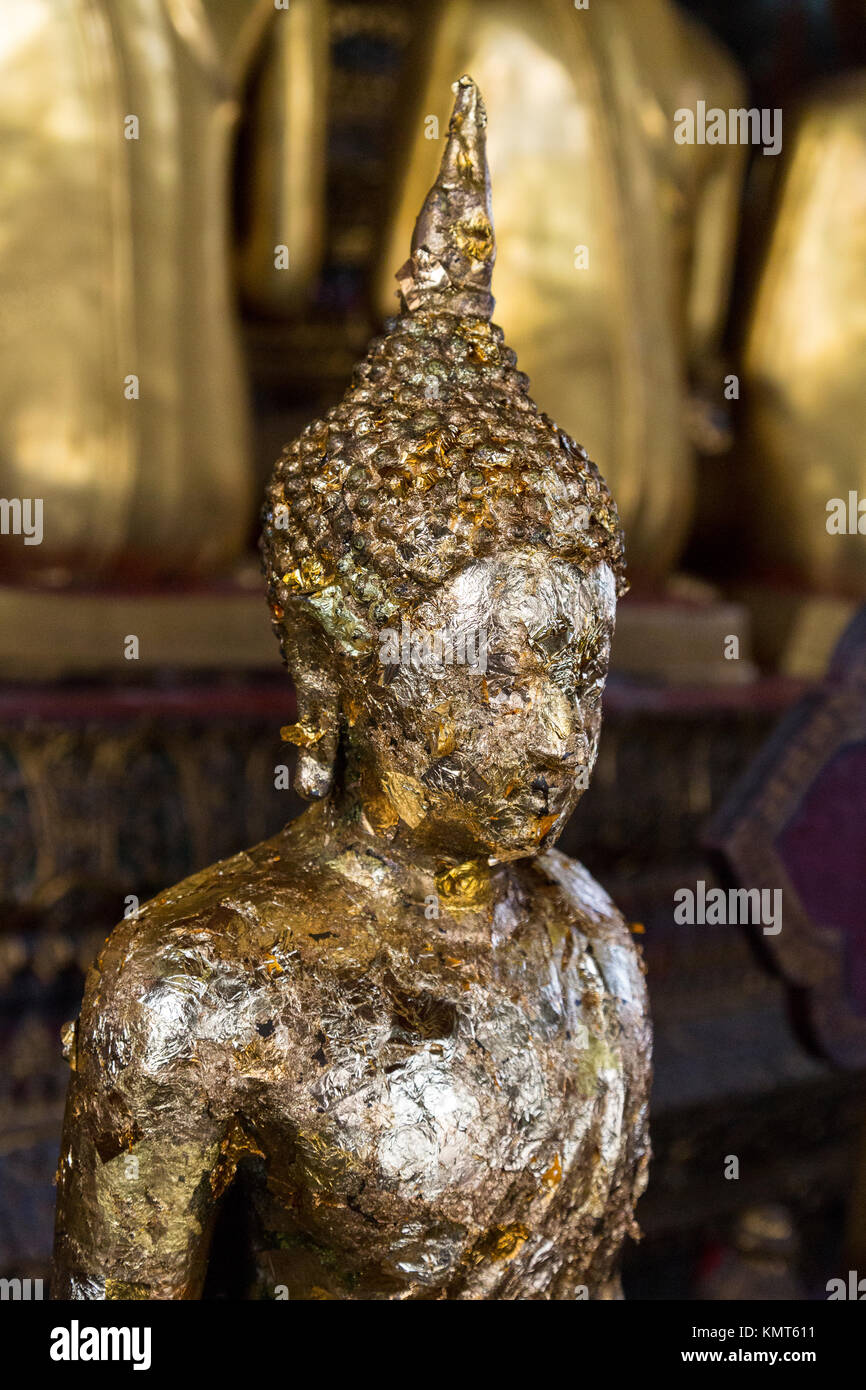 Bangkok, Thaïlande. Statue de Bouddha dans le sud de la Wat Pho (Bouddha couché) Temple complexe. Banque D'Images
