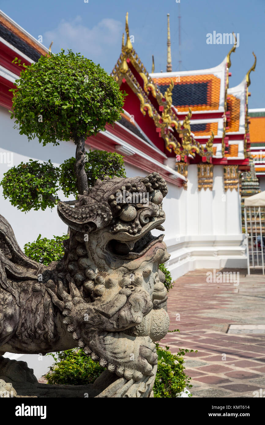Bangkok, Thaïlande. Un Lion-guard dans le Wat Pho (Bouddha couché) composé. Banque D'Images