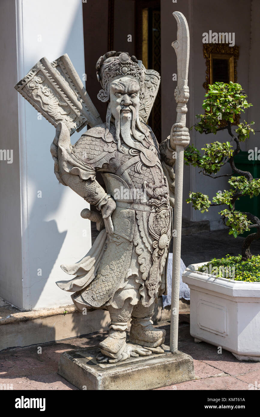 Bangkok, Thaïlande. En dehors de la Statue gardienne chinoise Ubosot, Wat Pho (Temple du Bouddha couché). Banque D'Images
