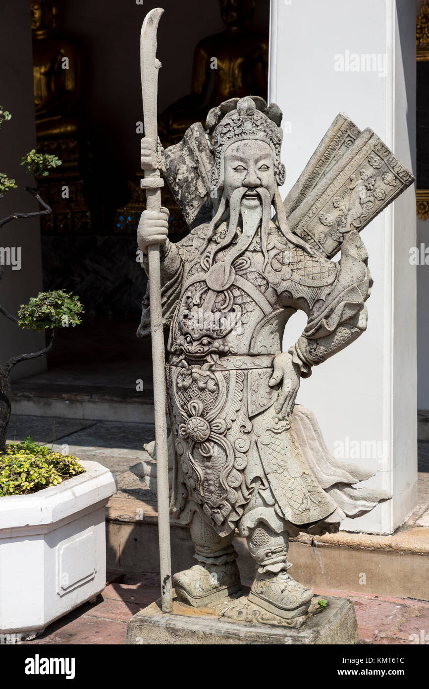 Bangkok, Thaïlande. En dehors de la Statue gardienne chinoise Ubosot, Wat Pho (Temple du Bouddha couché). Banque D'Images