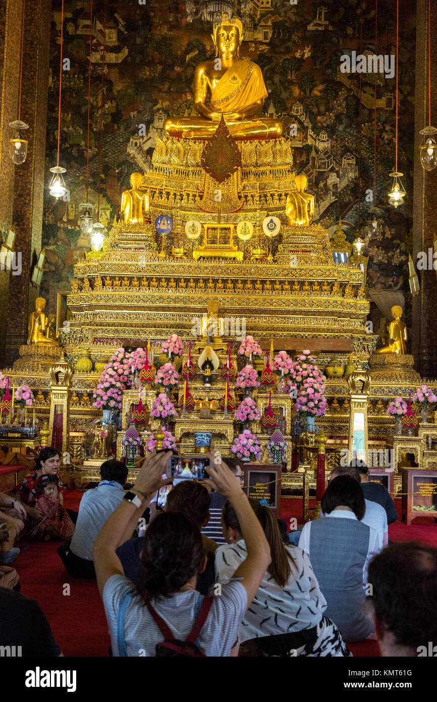 Bangkok, Thaïlande. Fidèles et touristes se mêlent au Phra Ubosot (Coordination Hall) du complexe du temple Wat Pho. Banque D'Images